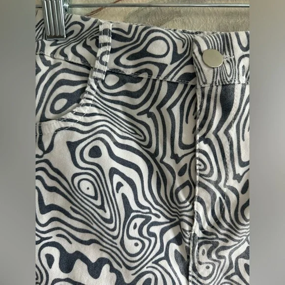 BOBBLES & LACE Topographical Patterned Navy And White Light Denim Shorts Sz Lg* - Picture 3 of 5